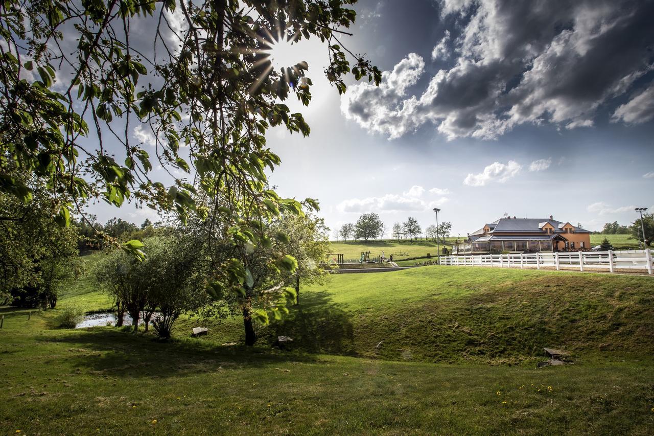 Hotel Horse Riding - Jezdecky Areal Tršice Exterior foto